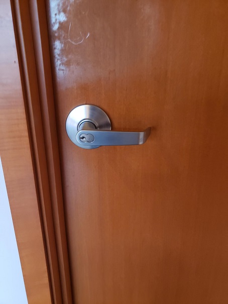 Door handle style: lever