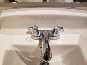 Sink faucet style: 2 knobs
