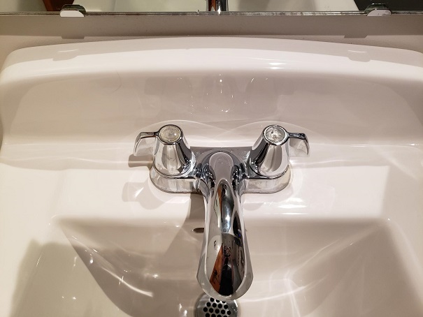 Sink faucet style: 2 knobs