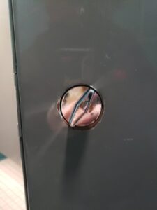 Stall door closing mechanism, coin slot style