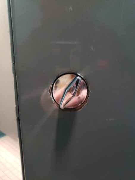 Stall door closing mechanism, coin slot style