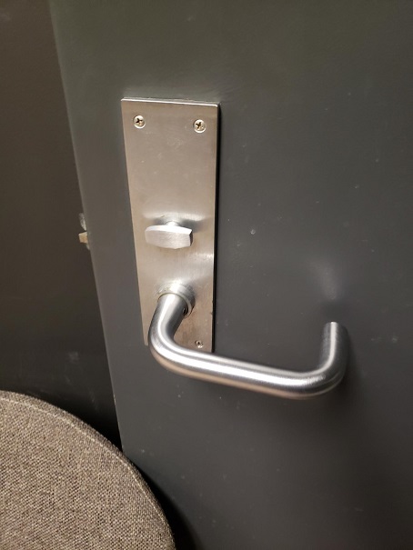 Door handle with coin machine style lock mechanism
