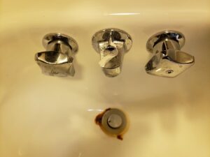 Faucet style: 2 handles, dial on/off mechanism